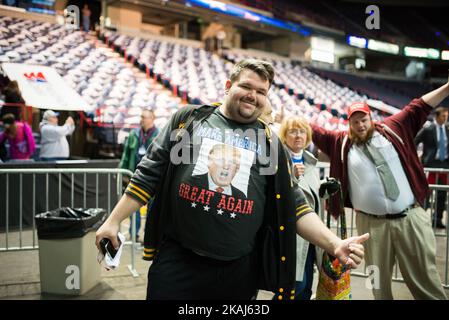 Anhänger von Donald Trump zeigen am 11. April 2016 in Albany, NY, ihre Trump-Ausrüstung vor einer geplanten Rede. (Foto von Zach D Roberts/NurPhoto) *** Bitte nutzen Sie die Gutschrift aus dem Kreditfeld *** Stockfoto