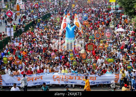 Tausende von Menschen nahmen an der Kundgebung mit dem Namen „Mongol Shovajatra“ Teil, um am 14. April 2016 in Dhaka, Bangladesch, das bengalische Neujahr 1323 zu feiern. (Foto von Mohammad Ponir Hossain/NurPhoto) *** Bitte nutzen Sie die Gutschrift aus dem Kreditfeld *** Stockfoto