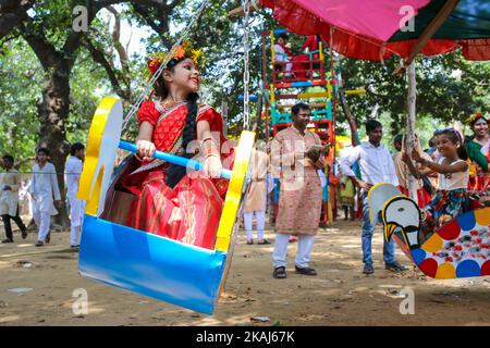 Kinder fahren auf Nagordola, einer traditionellen Vergnügungsfahrt, um ihren ersten Tag des bengalischen Neujahr in Dhaka, Bangladesch, am 14. April 2016 zu feiern. (Foto von Mohammad Ponir Hossain/NurPhoto) *** Bitte nutzen Sie die Gutschrift aus dem Kreditfeld *** Stockfoto