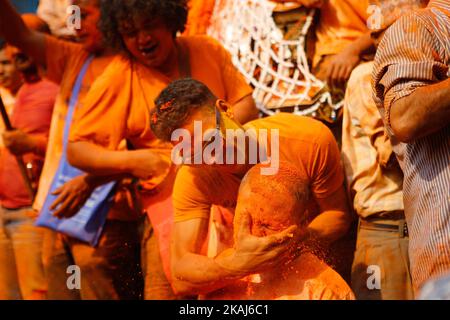 Ein Anhänger wird am 14. April 2016 im Thimi, in Bhaktapur, Nepal, mit vermillionem Pulver beschmiert, während er das Vermillionenpulverfestival „Sindoor Jatra“ feiert. (Foto von Sunil Pradhan/NurPhoto) *** Bitte benutzen Sie die Gutschrift aus dem Kreditfeld *** Stockfoto