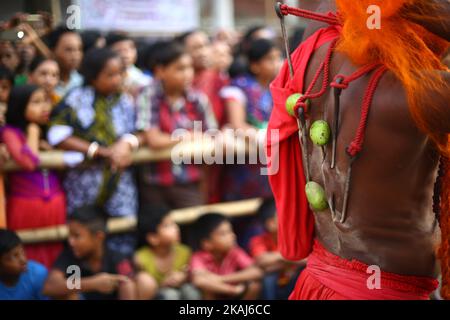 DIE REDAKTION NIMMT GRAFISCHE INHALTE Zur KENNTNIS, Die Ein Anhänger am 13. April 2016 während der Charak Puja mit einem Haken auf dem Rücken in der Stadt Shakharibaza, Bangladesch, festgebunden hat. (Foto von Sony Ramany/NurPhoto) *** Bitte nutzen Sie die Gutschrift aus dem Kreditfeld *** Stockfoto