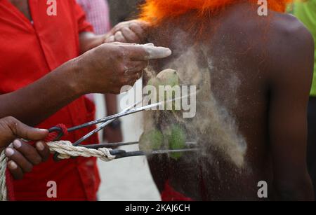 DIE REDAKTION NIMMT GRAFISCHE INHALTE Zur KENNTNIS, Die Ein Anhänger am 13. April 2016 während der Charak Puja mit einem Haken auf dem Rücken in der Stadt Shakharibaza, Bangladesch, festgebunden hat. (Foto von Sony Ramany/NurPhoto) *** Bitte nutzen Sie die Gutschrift aus dem Kreditfeld *** Stockfoto