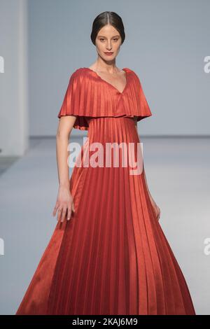 Ein Model geht auf dem Laufsteg während der De la Cierva y Nicolas während der Präsentation des Bridal Spring/Summer 2017 im Cibeles Palace am 20. April 2016 in Madrid, Spanien. (Foto von Oscar Gonzalez/NurPhoto) *** Bitte benutzen Sie die Gutschrift aus dem Kreditfeld *** Stockfoto