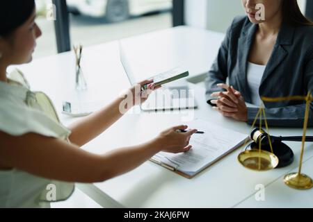 Das Unternehmen zahlt Korruption an Regierungsmitarbeiter, um Verträge zu unterzeichnen. Stockfoto