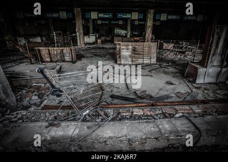 Supermarktruinen in der Stadt Pripyat, am 12. Juni 2013. Die Tschernobyl-Katastrophe war ein katastrophaler nuklearer Unfall, der sich am 26. April 1986 im Kernkraftwerk Tschernobyl in der Stadt Pripjat in der Ukraine (damals offiziell die ukrainische SSR) ereignete, das unter der direkten Zuständigkeit der Zentralbehörden der Sowjetunion stand. Bei einer Explosion und einem Brand wurden große Mengen radioaktiver Partikel in die Atmosphäre freigesetzt, die sich über weite Teile der westlichen UdSSR und Europas ausbreiteten. (Foto von Celestino Arce/NurPhoto) *** Bitte benutzen Sie die Gutschrift aus dem Kreditfeld *** Stockfoto