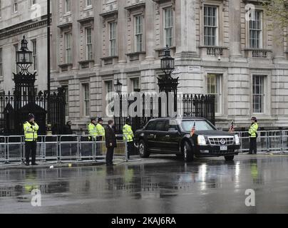 DER US-Präsident Barack Obamas Autokolonne fährt nach einem Treffen mit Premierminister David Cameron am 22. April 2016 in London, England, aus der Downing Street. Der Präsident und seine Frau befinden sich derzeit auf einem kurzen Besuch in Großbritannien, wo sie mit Königin Elizabeth II. Im Schloss Windsor zu Mittag essen und mit Prinz William und seiner Frau Catherine, Herzogin von Cambridge, im Kensington Palace zu Abend essen werden. Obama wird am Freitagnachmittag die Downing Street 10 besuchen, wo er eine gemeinsame Pressekonferenz mit dem britischen Premierminister David Cameron abhalten wird und voraussichtlich für Großbritannien ein Wort halten wird Stockfoto