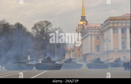 Russische T-72B3-Panzer Rollen am 28. April 2016 über den Dwortsowaja-Platz im Zentrum von Sankt Petersburg, Russland, Während einer Probe der Parade zum Victory Day. Russland wird am 9. Mai den 71.. Jahrestag der Niederlage Nazi-Deutschlands im Jahr 1945 feiern. (Foto von Nic Markoff/NurPhoto) *** Bitte benutzen Sie die Gutschrift aus dem Kreditfeld *** Stockfoto