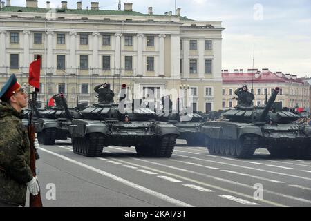 Russische T-72B3-Panzer Rollen am 28. April 2016 über den Dwortsowaja-Platz im Zentrum von Sankt Petersburg, Russland, Während einer Probe der Parade zum Victory Day. Russland wird am 9. Mai den 71.. Jahrestag der Niederlage Nazi-Deutschlands im Jahr 1945 feiern. (Foto von Nic Markoff/NurPhoto) *** Bitte benutzen Sie die Gutschrift aus dem Kreditfeld *** Stockfoto