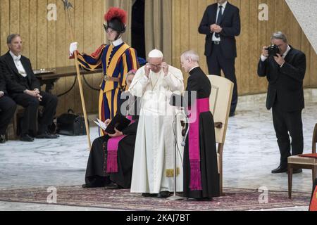 Papst Franziskus feiert am 29. April 2016 in der Paul VI. Halle in Vatikanstadt, Vatikan, eine besondere Audienz mit den Teilnehmern an einem Kongress über den Fortschritt der regenerativen Medizin und ihre kulturellen Auswirkungen.(Foto von Giuseppe Ciccia/NurPhoto) *** Bitte benutzen Sie die Gutschrift aus dem Kreditfeld *** Stockfoto