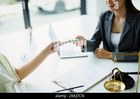 Das Unternehmen zahlt Korruption an Regierungsmitarbeiter, um Verträge zu unterzeichnen. Stockfoto