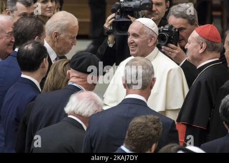 Papst Franziskus schüttelt die Hände mit dem US-Vizepräsidenten Joe Biden, als er am 29. April 2016 in der Paul VI. Halle im Vatikan, Vatikan, eine besondere Audienz mit den Teilnehmern eines Kongresses zum Fortschritt der regenerativen Medizin und ihrer kulturellen Wirkung feiert. (Foto: Giuseppe Ciccia/NurPhoto) *** Bitte verwenden Sie Credit from Credit Field *** Stockfoto