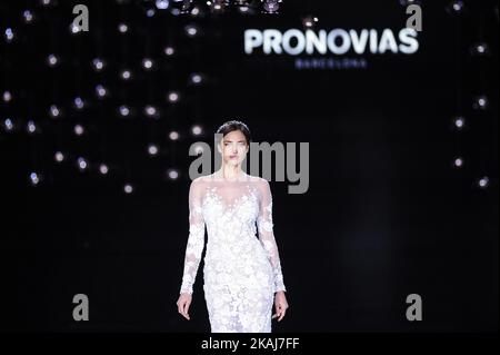 Irina Shayk trägt eine Kreation von Pronovias während der Barcelona Bridal Fashion Week am 29.. April 2016 in Barcelona, Spanien. Stockfoto