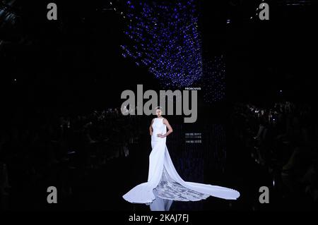 Irina Shayk trägt eine Kreation von Pronovias während der Barcelona Bridal Fashion Week am 29.. April 2016 in Barcelona, Spanien. Stockfoto