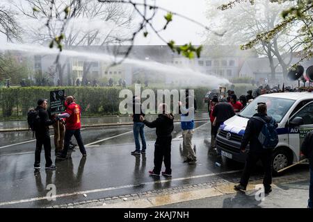Die deutsche Polizei setzt am 01. Mai 2016 in Plauen ein Wasserpistole gegen Teilnehmer einer rechtsextremen Kundgebung ein. (Foto von Markus Heine/NurPhoto) *** Bitte nutzen Sie die Gutschrift aus dem Kreditfeld *** Stockfoto