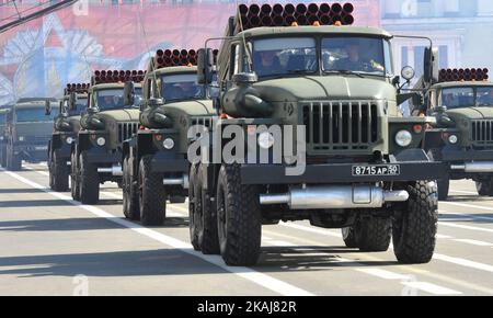 BM-21 Grad-Parade des mehrfachen Raketenabschusssystems auf dem Dvorzowaja-Platz während der Zeremonie des Siegestages, die dem 71.. Jahrestag des Endes des Zweiten Weltkriegs in St.Petersburg am 9. Mai 2016 gewidmet ist. (Foto von Nic Markoff/NurPhoto) *** Bitte benutzen Sie die Gutschrift aus dem Kreditfeld *** Stockfoto