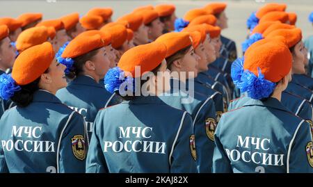 Russische Polizeibeamte marschieren während der Parade zum Tag des Sieges auf dem Dworzowaja (Palast)-Platz, der dem 71.. Jahrestag des Endes des Zweiten Weltkriegs in St.Petersburg am 9. Mai 2016 gewidmet ist. (Foto von Nic Markoff/NurPhoto) *** Bitte benutzen Sie die Gutschrift aus dem Kreditfeld *** Stockfoto