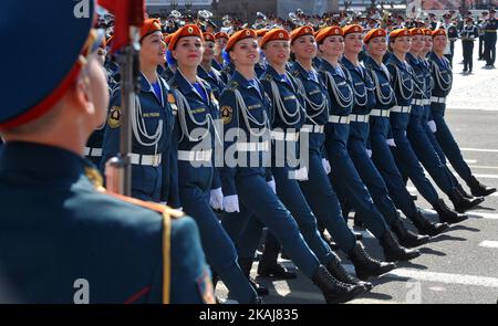 Russische Polizeibeamte marschieren während der Parade zum Tag des Sieges auf dem Dworzowaja (Palast)-Platz, der dem 71.. Jahrestag des Endes des Zweiten Weltkriegs in St.Petersburg am 9. Mai 2016 gewidmet ist. (Foto von Nic Markoff/NurPhoto) *** Bitte benutzen Sie die Gutschrift aus dem Kreditfeld *** Stockfoto