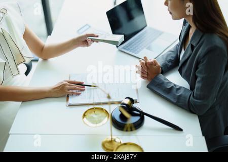 Das Unternehmen zahlt Korruption an Regierungsmitarbeiter, um Verträge zu unterzeichnen. Stockfoto