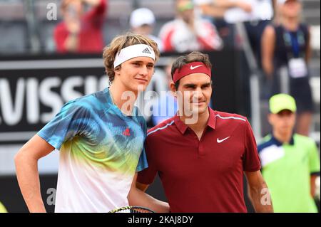 Roger Federer (R) und Alexander Zverev aus Deutschland am vierten Tag der Internazionali BNL d'Italia 2016 am 11. Mai 2016 in Rom, Italien. (Foto von Silvia Lore/NurPhoto) *** Bitte nutzen Sie die Gutschrift aus dem Kreditfeld *** Stockfoto