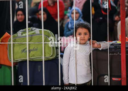 Ein Kind wartete mit seiner Familie auf eine Reisegenehmigung für die Überfahrt nach Ägypten über den Grenzübergang Rafah, der der einzige Zugang zum Gazastreifen nach außen ist, nachdem die ägyptischen Behörden am 12. Mai 2016 in zwei Richtungen in Gaza-Stadt, Gaza, wiedereröffnet hatten. Studenten, Patienten, Personen mit Aufenthaltstitel und Passinhabern dürfen die Grenze überqueren. Stockfoto