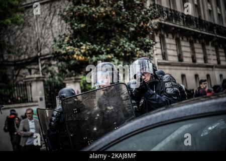 Ein Polizeipunkt des Flashballs LBD an die Demonstranten und Fotografen während eines Protests, nachdem die französische Regierung den Artikel 49-3 der Verfassung verwendet hatte, der es ihnen erlaubte, das parlament zu umgehen, um am 12. Mai 2016 in Paris ein umstrittenes Gesetz zur Arbeitsreform zu verabschieden. Frankreichs bereits unpopuläre sozialistische Regierung steht am 12. Mai 2016 einem Misstrauensvotum gegenüber, nachdem sie das parlament umgangen und ein Gesetz zur Arbeitsreform, das zu zwei Monaten Demonstrationen geführt hat, durchsetzt hat. Die Gewerkschaften haben am selben Tag zu weiteren Demonstrationen aufgerufen, die mit dem Misstrauensvotum zusammenfallen. (Foto von Julien Pi Stockfoto