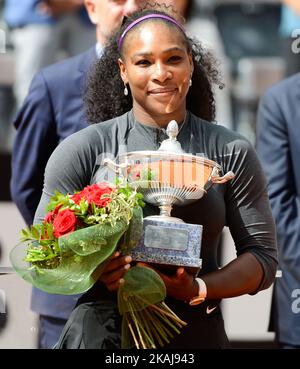 DIE US Serena Williams posiert mit der Trophäe, nachdem sie am 15. Mai 2016 im Foro Italico in Rom das letzte Spiel des WTA Tennis Open gegen die US Madison Keys gewonnen hat. (Foto von Silvia Lore/NurPhoto) *** Bitte nutzen Sie die Gutschrift aus dem Kreditfeld *** Stockfoto