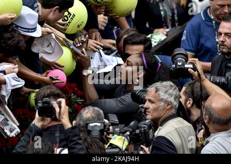 Serena Williams (USA) gibt Autogramme nach dem WTA-Finalspiel Williams (USA) gegen Keys (USA) beim Internazionali BNL d'Italia 2016 beim Foro Italico am 15. Mai 2016 in Rom, Italien. (Foto von Giuseppe Maffia / DPI / NurPhoto) *** Bitte nutzen Sie die Gutschrift aus dem Kreditfeld *** Stockfoto