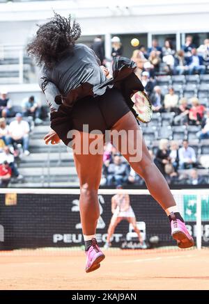 DIE US-Tennisspielerin Serena Williams gibt den Ball an die US-Tennisspielerin Madison Keys während des letzten Tennisturniers der WTA Tennis Open am 15. Mai 2016 im Foro Italico in Rom zurück. (Foto von Silvia Lore/NurPhoto) *** Bitte nutzen Sie die Gutschrift aus dem Kreditfeld *** Stockfoto