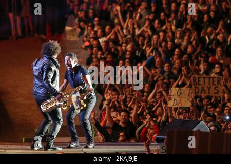 Die Amerikaner Bruce Springsteen und die E Street Band spielen am 19. Mai 2016 beim Rock in Rio Lisboa 2016 Musikfestival in Lissabon, Portugal. Rock in Rio gilt als das größte Musikfestival der Welt und wird zum 11.. Mal in Lissabon veranstaltet. ( Foto von Pedro Fiuza/NurPhoto) *** Bitte benutzen Sie die Gutschrift aus dem Kreditfeld *** Stockfoto