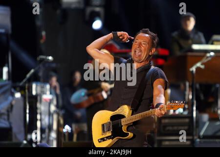 Die Amerikaner Bruce Springsteen und die E Street Band spielen am 19. Mai 2016 beim Rock in Rio Lisboa 2016 Musikfestival in Lissabon, Portugal. Rock in Rio gilt als das größte Musikfestival der Welt und wird zum 11.. Mal in Lissabon veranstaltet. ( Foto von Pedro Fiuza/NurPhoto) *** Bitte benutzen Sie die Gutschrift aus dem Kreditfeld *** Stockfoto