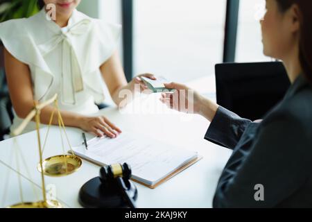 Das Unternehmen zahlt Korruption an Regierungsmitarbeiter, um Verträge zu unterzeichnen. Stockfoto