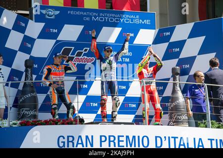 Jorge Lorenzo aus Spanien, Movistar Yamaha MotoGP Team, Marc Marquez aus Spanien, HRC Repsol Honda MotoGP Team und Andrea Iannone aus Italien, Ducati Factory MotoGP Team. Jorge Lorenzo gewinnt nach einem unglaublichen Kampf mit dem Spanier Marc Marquez den sechsten Lauf der MotoGP in Italien auf dem internationalen Kurs von Mugello (Foto: Felice Monteleone/NurPhoto) *** Bitte benutzen Sie die Gutschrift aus dem Credit Field *** Stockfoto