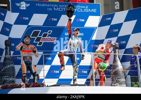 Jorge Lorenzo aus Spanien, Movistar Yamaha MotoGP Team, Marc Marquez aus Spanien, HRC Repsol Honda MotoGP Team und Andrea Iannone aus Italien, Ducati Factory MotoGP Team. Jorge Lorenzo gewinnt nach einem unglaublichen Kampf mit dem Spanier Marc Marquez den sechsten Lauf der MotoGP in Italien auf dem internationalen Kurs von Mugello (Foto: Felice Monteleone/NurPhoto) *** Bitte benutzen Sie die Gutschrift aus dem Credit Field *** Stockfoto