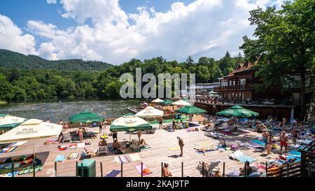 Touristen schwimmen in Berg Salzsee in Sovata Resort - Rumänien. Stockfoto
