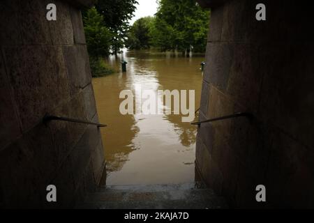 Die Menschen machen Fotos und beobachten, wie das Wasser in der Nähe des Eiffelturms aufsteigt, während die Böschungen des Flusses seine nach vier Tagen starken Regens am 3. Juni 2016 in Paris, Frankreich, überströmen. Nordfrankreich erlebt derzeit Regenwetter und verursacht Überschwemmungen in Teilen Frankreichs, insbesondere in Paris, wo die French Open Verzögerungen bei den Spielen hatten. (Foto von Mehdi Taamallah/NurPhoto) *** Bitte benutzen Sie die Gutschrift aus dem Kreditfeld *** Stockfoto