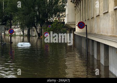 Die Menschen machen Fotos und beobachten, wie das Wasser in der Nähe des Eiffelturms aufsteigt, während die Böschungen des Flusses seine nach vier Tagen starken Regens am 3. Juni 2016 in Paris, Frankreich, überströmen. Nordfrankreich erlebt derzeit Regenwetter und verursacht Überschwemmungen in Teilen Frankreichs, insbesondere in Paris, wo die French Open Verzögerungen bei den Spielen hatten. (Foto von Mehdi Taamallah/NurPhoto) *** Bitte benutzen Sie die Gutschrift aus dem Kreditfeld *** Stockfoto