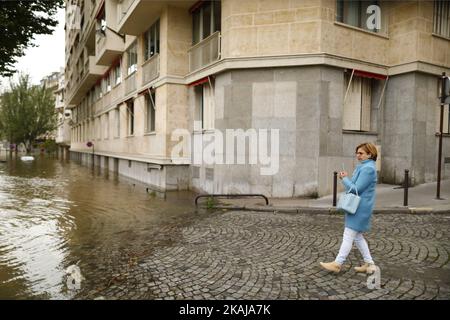 Die Menschen machen Fotos und beobachten, wie das Wasser in der Nähe des Eiffelturms aufsteigt, während die Böschungen des Flusses seine nach vier Tagen starken Regens am 3. Juni 2016 in Paris, Frankreich, überströmen. Nordfrankreich erlebt derzeit Regenwetter und verursacht Überschwemmungen in Teilen Frankreichs, insbesondere in Paris, wo die French Open Verzögerungen bei den Spielen hatten. (Foto von Mehdi Taamallah/NurPhoto) *** Bitte benutzen Sie die Gutschrift aus dem Kreditfeld *** Stockfoto