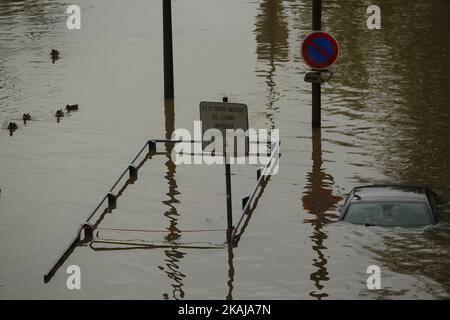 Blick von einer Wohnung im zweiten Stock, in Paris, Frankreich, am 3. Juni 2016. Das Wasser steigt in der Nähe des Eiffelturms an, während die Böschungen des Flusses seine nach drei Tagen starken Regens am 3. Juni 2016 in Paris, Frankreich, überlaufen. Nordfrankreich erlebt derzeit Regenwetter und verursacht Überschwemmungen in Teilen Frankreichs, insbesondere in Paris, wo die French Open Verzögerungen bei den Spielen hatten. (Foto von Mehdi Taamallah/NurPhoto) *** Bitte benutzen Sie die Gutschrift aus dem Kreditfeld *** Stockfoto