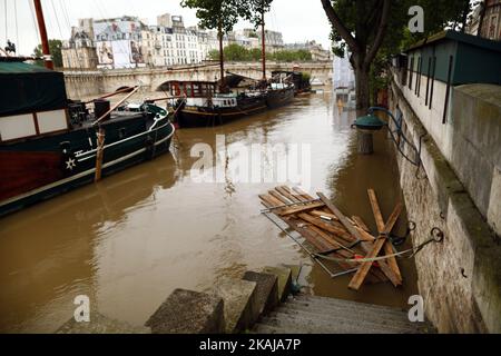 Die Menschen machen Fotos und beobachten, wie das Wasser in der Nähe des Eiffelturms aufsteigt, während die Böschungen des Flusses seine nach vier Tagen starken Regens am 3. Juni 2016 in Paris, Frankreich, überströmen. Nordfrankreich erlebt derzeit Regenwetter und verursacht Überschwemmungen in Teilen Frankreichs, insbesondere in Paris, wo die French Open Verzögerungen bei den Spielen hatten. (Foto von Mehdi Taamallah/NurPhoto) *** Bitte benutzen Sie die Gutschrift aus dem Kreditfeld *** Stockfoto