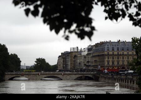 Die Menschen machen Fotos und beobachten, wie das Wasser in der Nähe des Eiffelturms aufsteigt, während die Böschungen des Flusses seine nach vier Tagen starken Regens am 3. Juni 2016 in Paris, Frankreich, überströmen. Nordfrankreich erlebt derzeit Regenwetter und verursacht Überschwemmungen in Teilen Frankreichs, insbesondere in Paris, wo die French Open Verzögerungen bei den Spielen hatten. (Foto von Mehdi Taamallah/NurPhoto) *** Bitte benutzen Sie die Gutschrift aus dem Kreditfeld *** Stockfoto