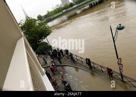 Blick von einer Wohnung im zweiten Stock, in Paris, Frankreich, am 3. Juni 2016. Das Wasser steigt in der Nähe des Eiffelturms an, während die Böschungen des Flusses seine nach drei Tagen starken Regens am 3. Juni 2016 in Paris, Frankreich, überlaufen. Nordfrankreich erlebt derzeit Regenwetter und verursacht Überschwemmungen in Teilen Frankreichs, insbesondere in Paris, wo die French Open Verzögerungen bei den Spielen hatten. (Foto von Mehdi Taamallah/NurPhoto) *** Bitte benutzen Sie die Gutschrift aus dem Kreditfeld *** Stockfoto