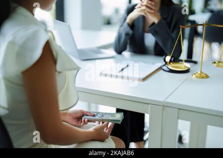 Das Unternehmen zahlt Korruption an Regierungsmitarbeiter, um Verträge zu unterzeichnen. Stockfoto