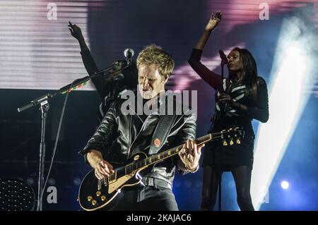 Die historische englische Band Duran Duran mit ihrem Frontmann Simon Le Bon tritt am 8. Juni 2016 mit der Paper Gods Tour, der dritten italienischen Etappe ihrer Tournee, in der Arena von Verona auf. (Foto von Mimmo Lamacchia/NurPhoto) *** Bitte benutzen Sie die Gutschrift aus dem Kreditfeld *** Stockfoto