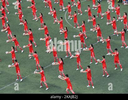 Am 14. Juni 2016 führen Schüler in der Schule 73. in Harbin, der Hauptstadt der nordöstlichen Provinz Heilongjiang, Fußballtanz durch.China hat sich ein ehrgeiziges Ziel gesetzt, bis 2050 der Fußballelite der Welt beizutreten.Laut einem vom chinesischen Fußballverband im April veröffentlichten Fußballentwicklungsplan hat sich China 50 Millionen Spieler werden an dem Spiel teilnehmen, und bis 2020 werden 70.000 Fußballplätze im ganzen Land in Betrieb genommen. (Foto von Tao Zhang/NurPhoto) *** Bitte nutzen Sie die Gutschrift aus dem Kreditfeld *** Stockfoto