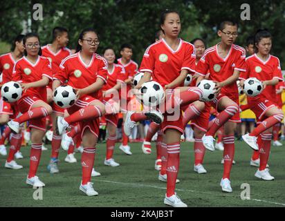 Am 14. Juni 2016 führen Schüler in der Schule 73. in Harbin, der Hauptstadt der nordöstlichen Provinz Heilongjiang, Fußballtanz durch.China hat sich ein ehrgeiziges Ziel gesetzt, bis 2050 der Fußballelite der Welt beizutreten.Laut einem vom chinesischen Fußballverband im April veröffentlichten Fußballentwicklungsplan hat sich China 50 Millionen Spieler werden an dem Spiel teilnehmen, und bis 2020 werden 70.000 Fußballplätze im ganzen Land in Betrieb genommen. (Foto von Tao Zhang/NurPhoto) *** Bitte nutzen Sie die Gutschrift aus dem Kreditfeld *** Stockfoto