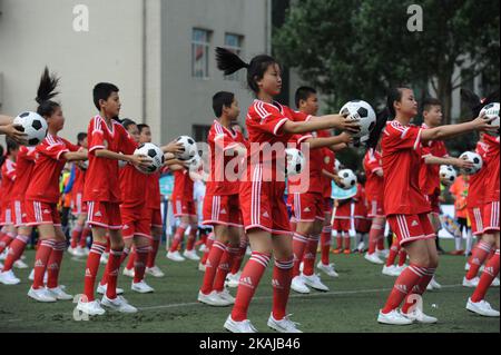 Am 14. Juni 2016 führen Schüler in der Schule 73. in Harbin, der Hauptstadt der nordöstlichen Provinz Heilongjiang, Fußballtanz durch.China hat sich ein ehrgeiziges Ziel gesetzt, bis 2050 der Fußballelite der Welt beizutreten.Laut einem vom chinesischen Fußballverband im April veröffentlichten Fußballentwicklungsplan hat sich China 50 Millionen Spieler werden an dem Spiel teilnehmen, und bis 2020 werden 70.000 Fußballplätze im ganzen Land in Betrieb genommen. (Foto von Tao Zhang/NurPhoto) *** Bitte nutzen Sie die Gutschrift aus dem Kreditfeld *** Stockfoto