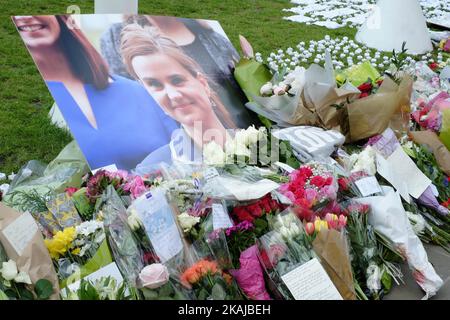 Die Menschen verlassen Floral Tributes, als sie an einer Mahnwache zum Gedenken an den Labour-Abgeordneten Jo Cox vor dem Westminster Palace am 17. Juni 2016 in London, England, teilnehmen. Die Labour-Abgeordnete für Batley und Spen wollte gestern in der Birstall-Bibliothek ihre wöchentliche Wahlkreisoperation abhalten, als sie am 16. Juni auf der Straße angeschossen und erstochen wurde. Ein 52-jähriger Mann wird wegen des Todes in Polizeigewahrsam gehalten. (Foto von Jay Shaw Baker/NurPhoto) *** Bitte nutzen Sie die Gutschrift aus dem Kreditfeld *** Stockfoto