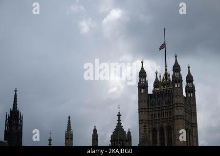 Die Menschen verlassen Floral Tributes, als sie an einer Mahnwache zum Gedenken an den Labour-Abgeordneten Jo Cox vor dem Westminster Palace am 17. Juni 2016 in London, England, teilnehmen. Die Labour-Abgeordnete für Batley und Spen wollte gestern in der Birstall-Bibliothek ihre wöchentliche Wahlkreisoperation abhalten, als sie am 16. Juni auf der Straße angeschossen und erstochen wurde. Ein 52-jähriger Mann wird wegen des Todes in Polizeigewahrsam gehalten. (Foto von Jay Shaw Baker/NurPhoto) *** Bitte nutzen Sie die Gutschrift aus dem Kreditfeld *** Stockfoto