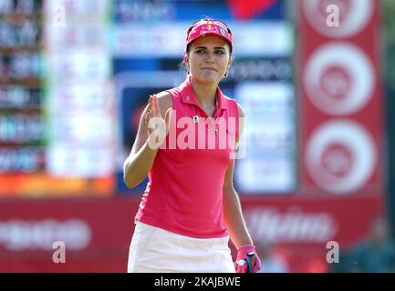 Lexi Thompson von Coral Springs, FL, würdigt die Menge auf dem 18. Green, nachdem er die dritte Runde des Meijer LPGA Classic Golfturniers im Blythefield Country Club in Belmont, MI, USA, am Samstag, 18. Juni 2016 beendet hat. Stockfoto