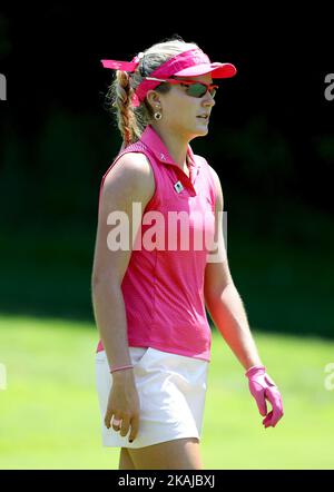 Lexi Thompson von Coral Springs, FL, spaziert während der dritten Runde des Meijer LPGA Classic Golfturniers im Blythefield Country Club in Belmont, MI, USA, am Samstag, 18. Juni 2016 auf dem Fairway des dritten Lochs. Stockfoto